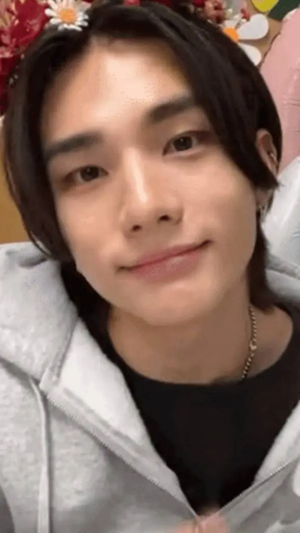 ai character: HYUNJIN background