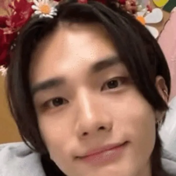 chat with ai character: hyunjin