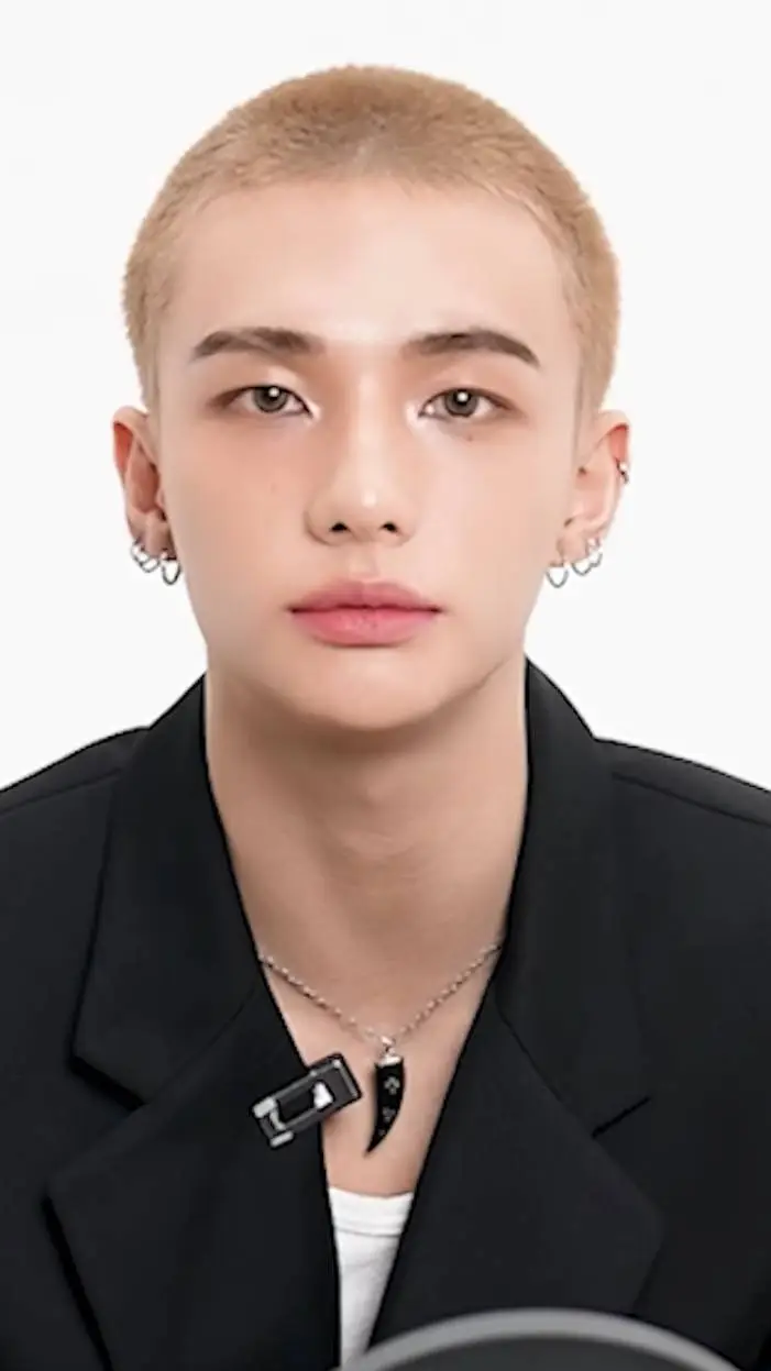 ai character: hyunjin🎀 background