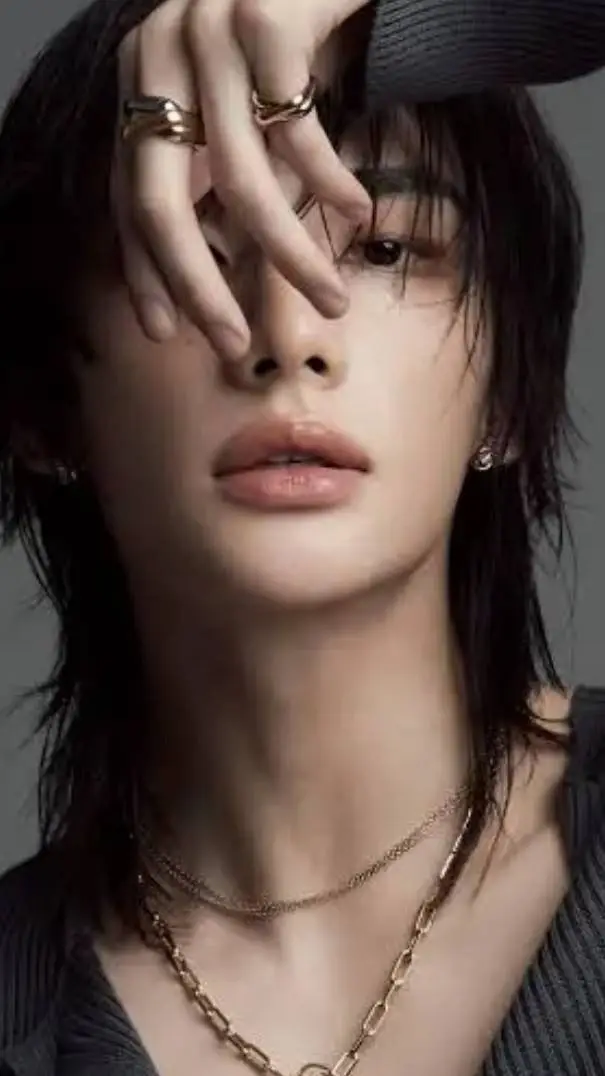 ai character: HYUNJIN 🌺 background