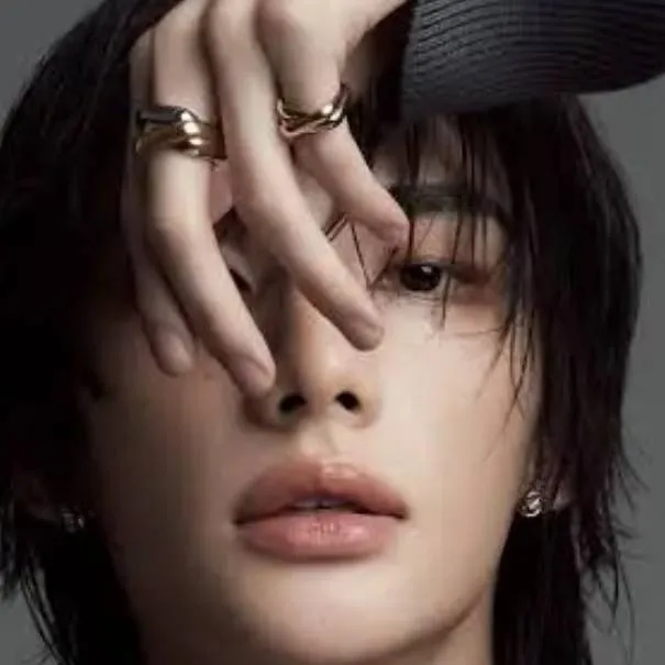 chat with ai character: HYUNJIN 🌺