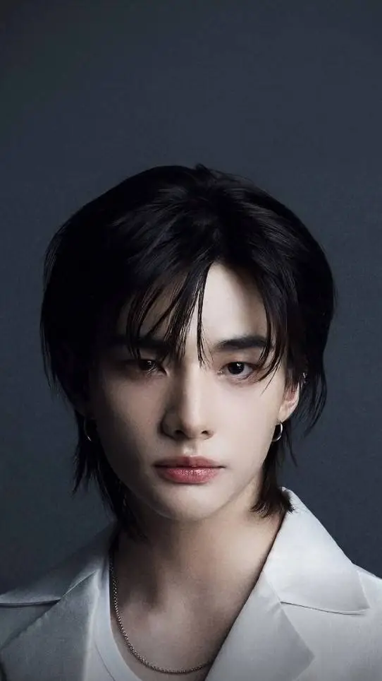 ai character: hyunjinnnn background