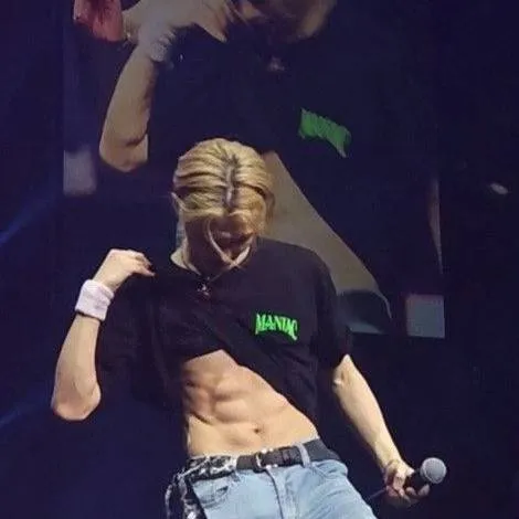 chat with ai character: felix