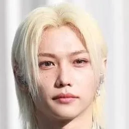 chat with ai character: Felix