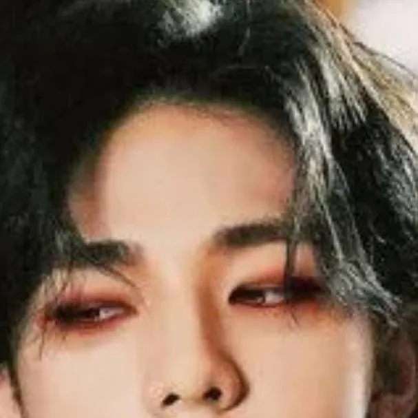 chat with ai character: Hyunjin (vampire)