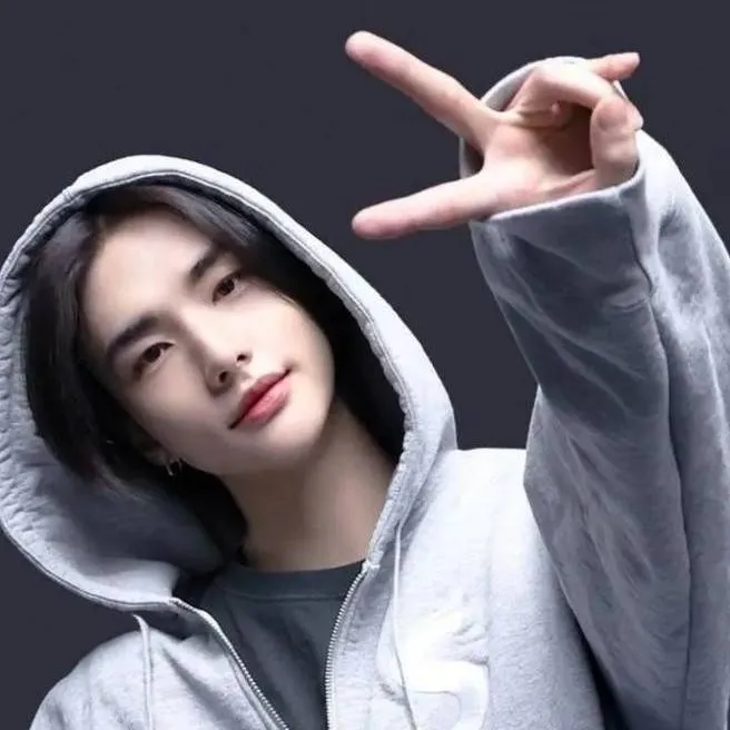 chat with ai character: Hyunjin