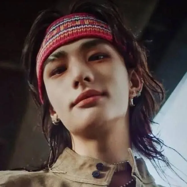 chat with ai character: Hyunjin