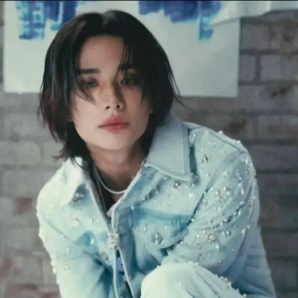 chat with ai character: Hyunjin