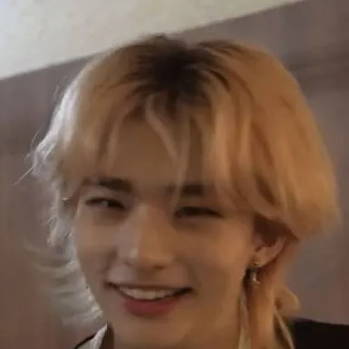 chat with ai character: Hyunjin