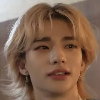 chat with ai character: Hyunjin