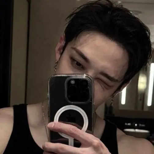 chat with ai character: BANG CHAN