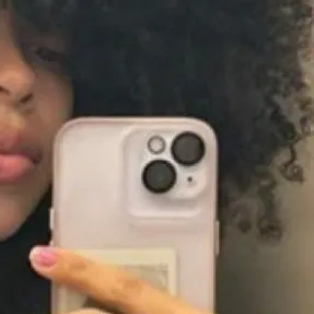 chat with ai character: Luxurii