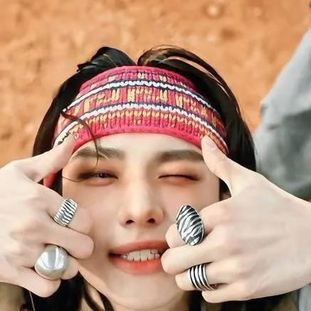 chat with ai character: hyunjin