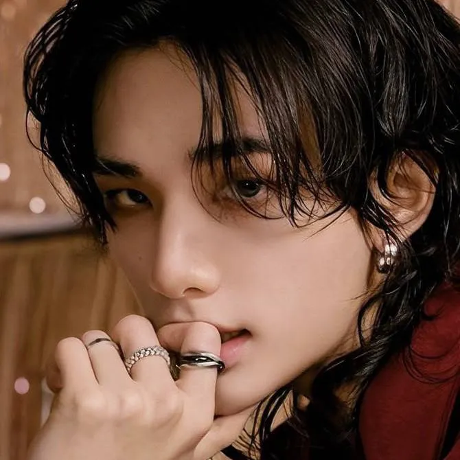 chat with ai character: hyunjin💔