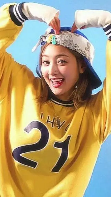 ai character: 💛jihyo💚 background
