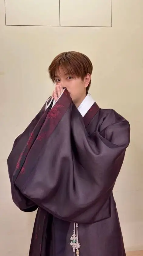 ai character: Seungmin (minnie)  background