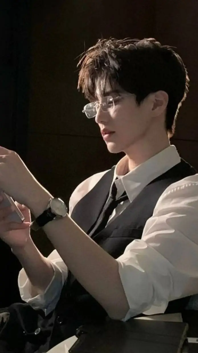 ai character: Leon background