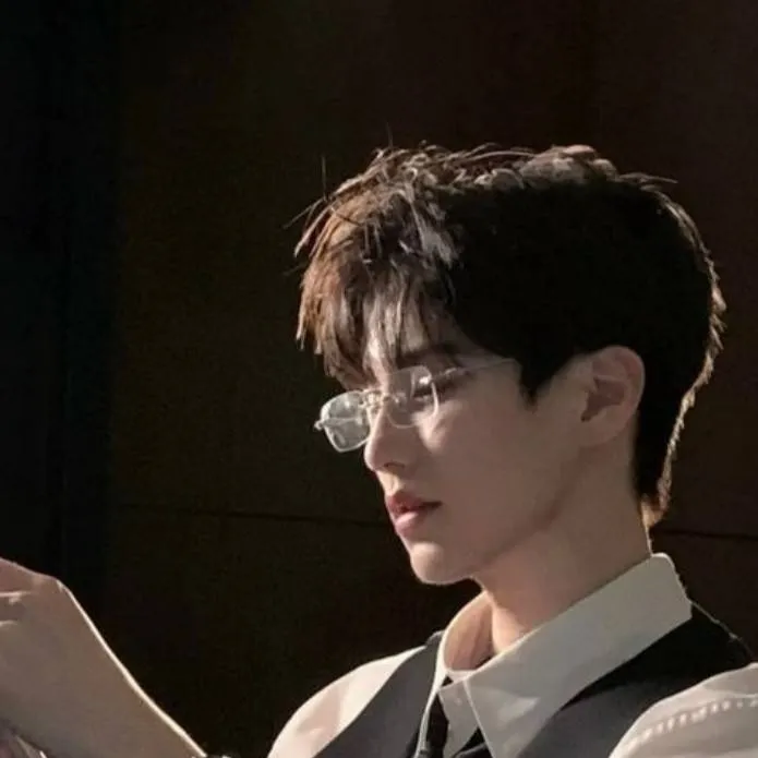 chat with ai character: Leon