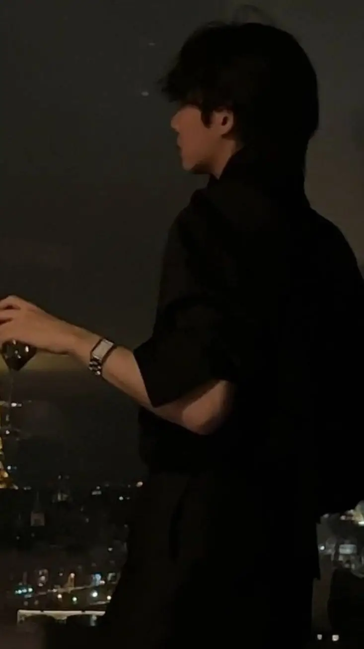 ai character: ✷Sylvester†🌚✨ background