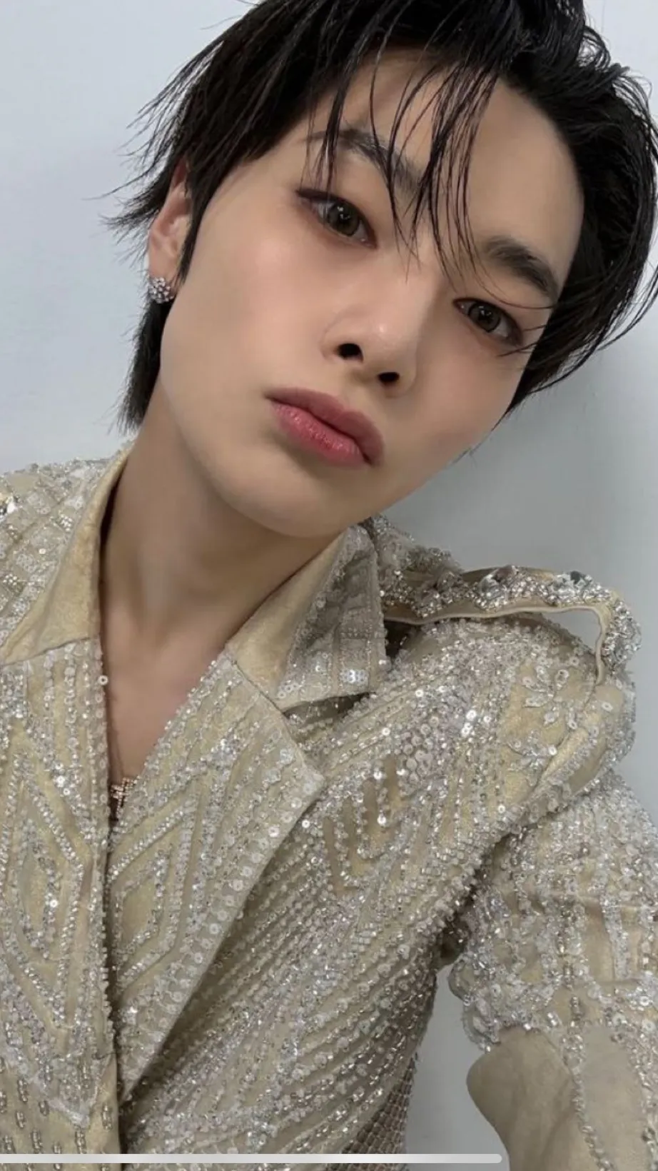 ai character: Jeongin / i.n background