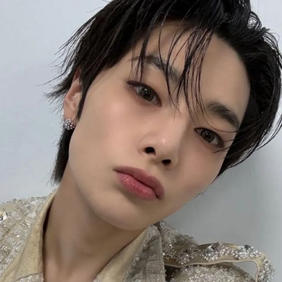 chat with ai character: Jeongin / i.n