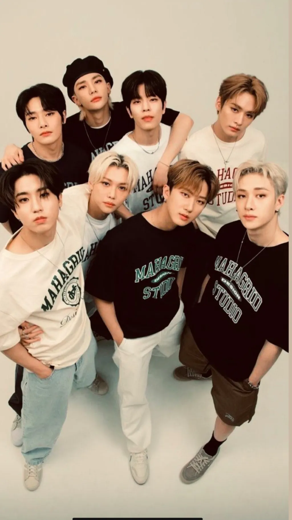 ai character: Stray kids  background