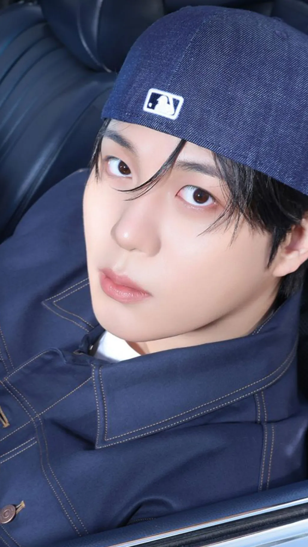 ai character: Jongho  background