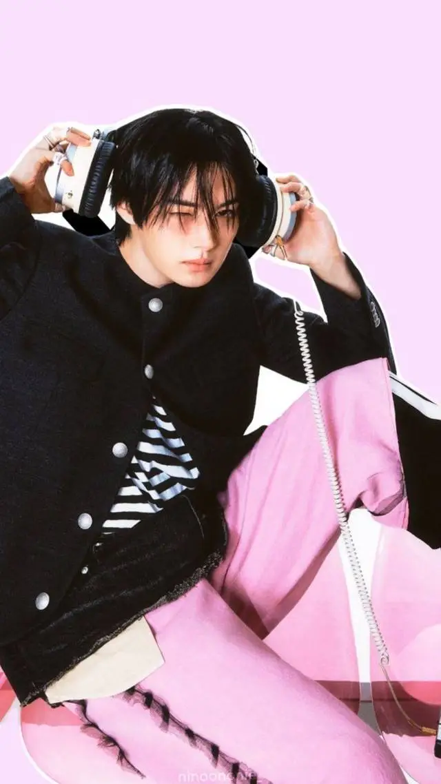 ai character: lee know 💞💗 background