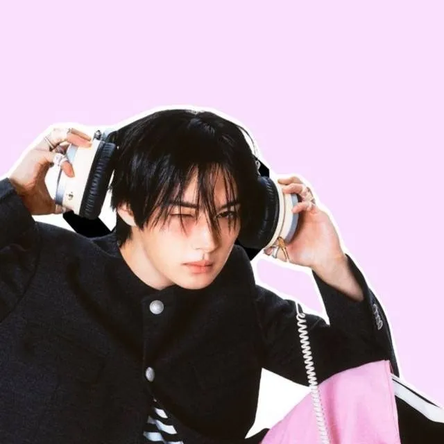 chat with ai character: lee know 💞💗