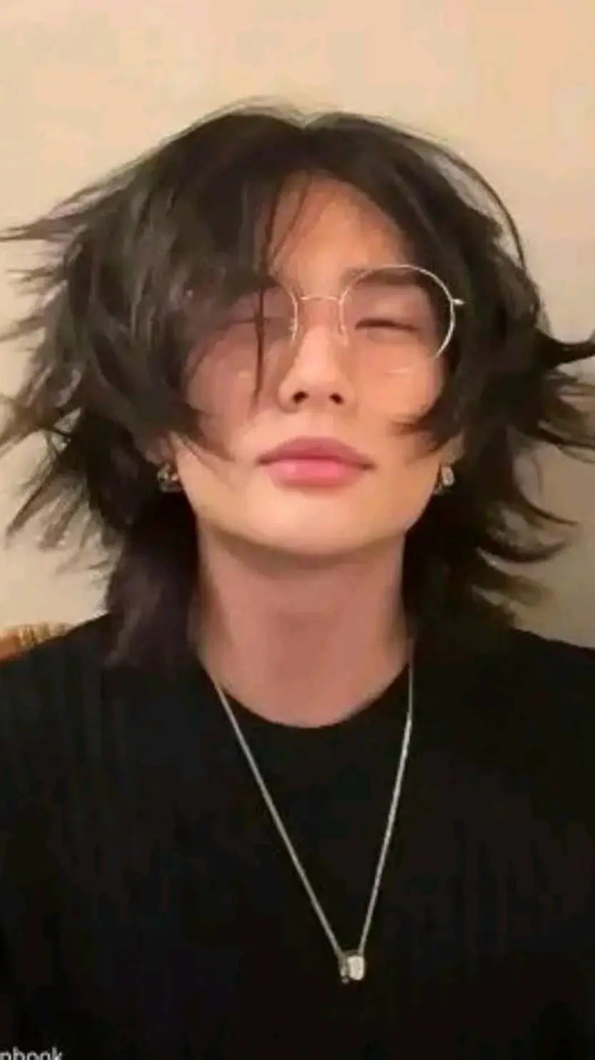 ai character: Hyunjin 💫🎗🫶🏻 background