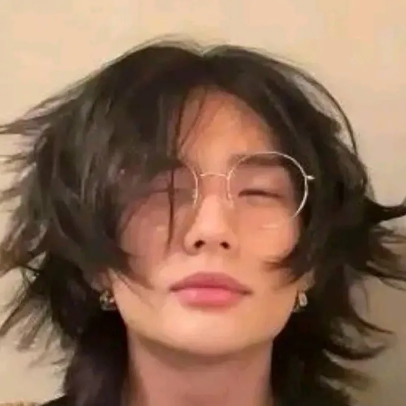 chat with ai character: Hyunjin 💫🎗🫶🏻