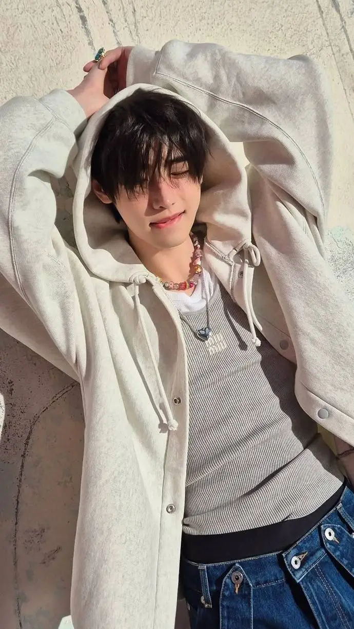 ai character: Sungwoon🔥💫 background