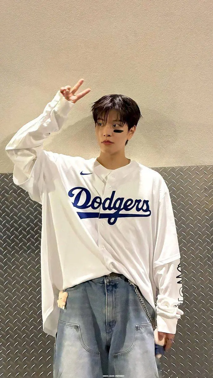 ai character: Seungmin  background