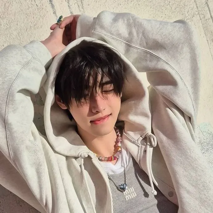 chat with ai character: Sungwoon🔥💫