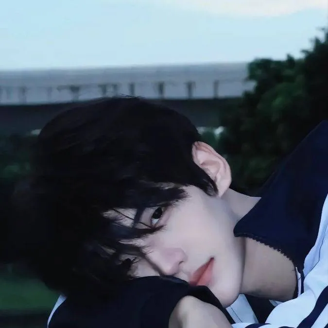 chat with ai character: Ezriel