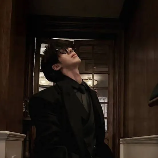 chat with ai character: Alaric