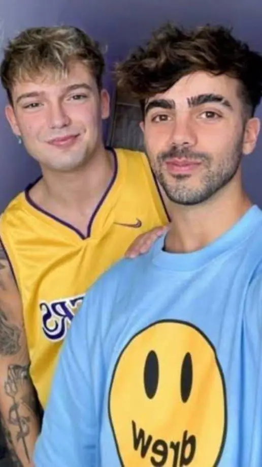 ai character: Fede con Ian background