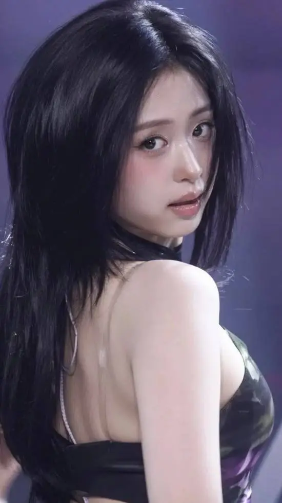 ai character: Ahyeonnn background