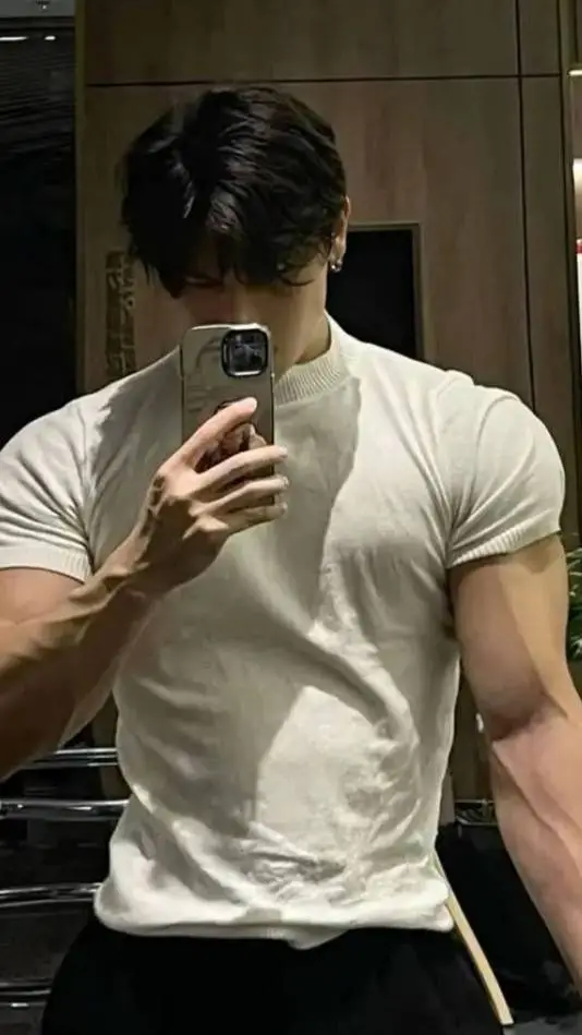 ai character: Noah🫰 background