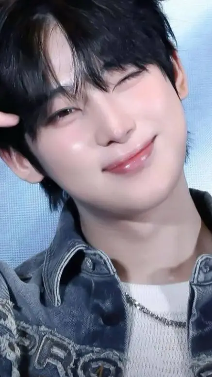 ai character: Kim Sunoo background