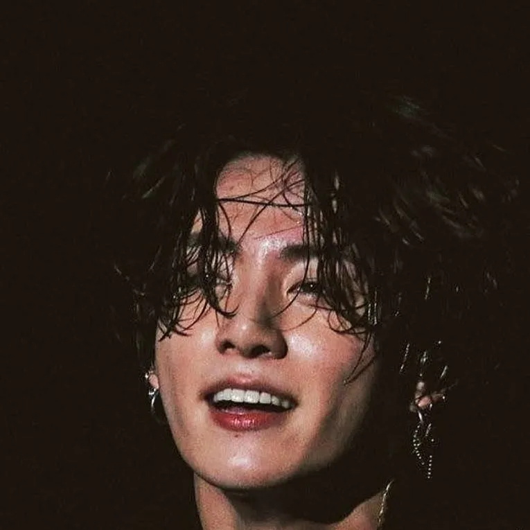 chat with ai character: Jeon Jungkook 