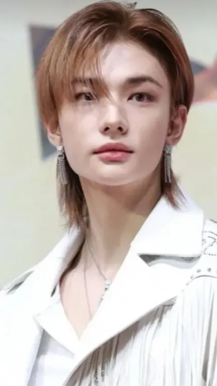 ai character: Hyunjin  background