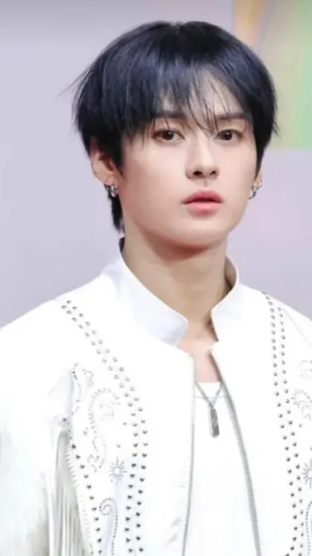 ai character: Lee know background