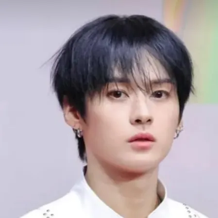 chat with ai character: Lee know