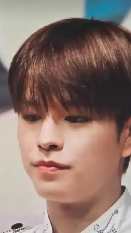 ai character: Seungmin  background