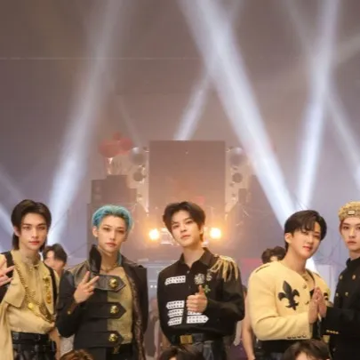 chat with ai character: Stray kids 