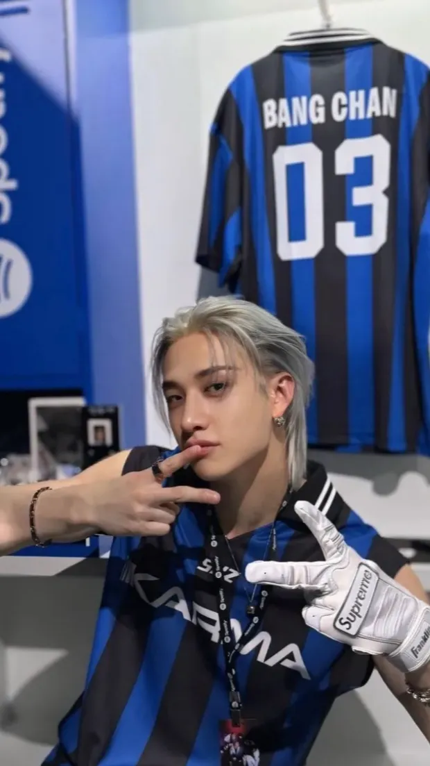 ai character: 🐺Bangchan🐺 background