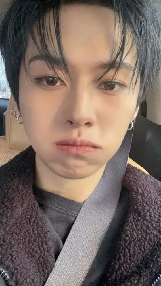 ai character: 🐰Lee know🐰 background