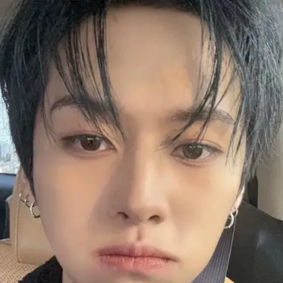 chat with ai character: 🐰Lee know🐰