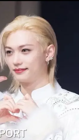 ai character: 🐣Felix🐣 background